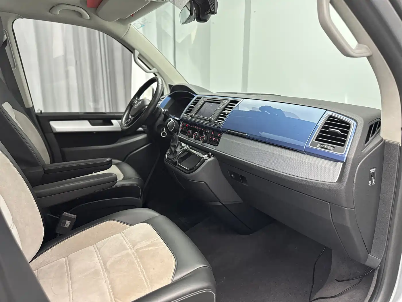 Volkswagen Multivan 2018 2.0TSI 4WD Leisure Edition 7-Seater фото 38
