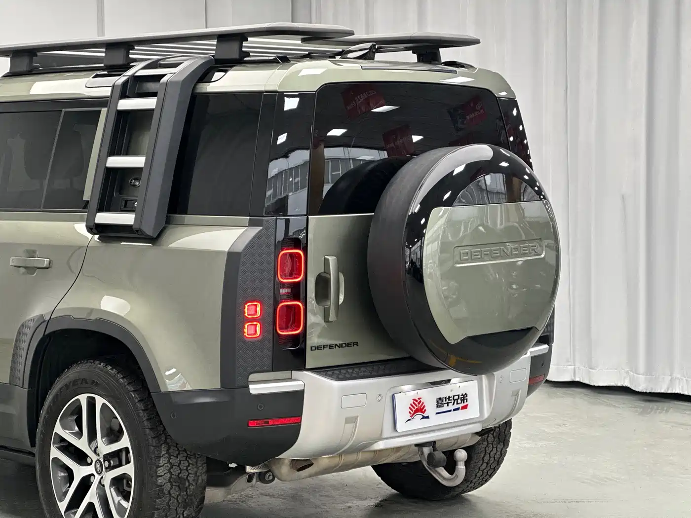 Land Rover Defender 2023 Model 110 3.0T P400 Dark Special Edition фото 13