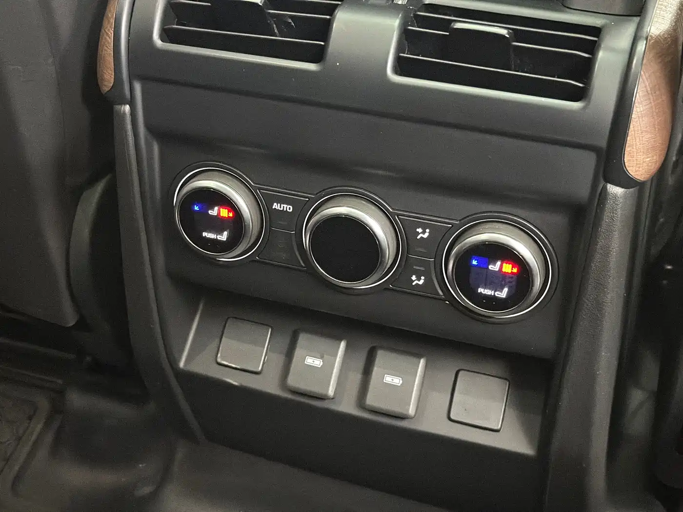 Land Rover Defender 2023 Model 110 3.0T P400 Dark Special Edition фото 38