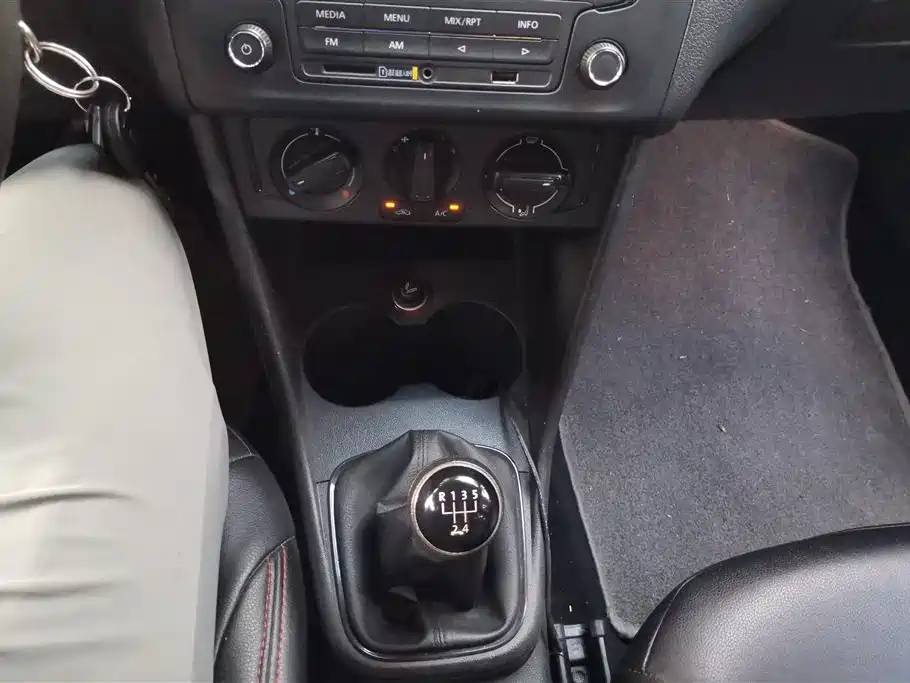 Volkswagen Polo 2014 1.4L Manual Trend Edition фото 16