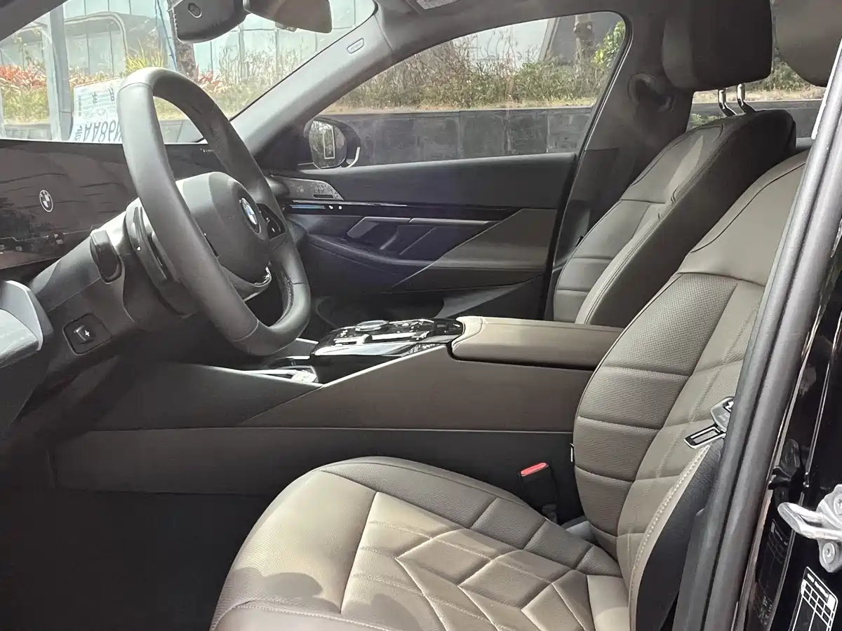 BMW 5 Series 2024 525Li M Sport Package фото 17