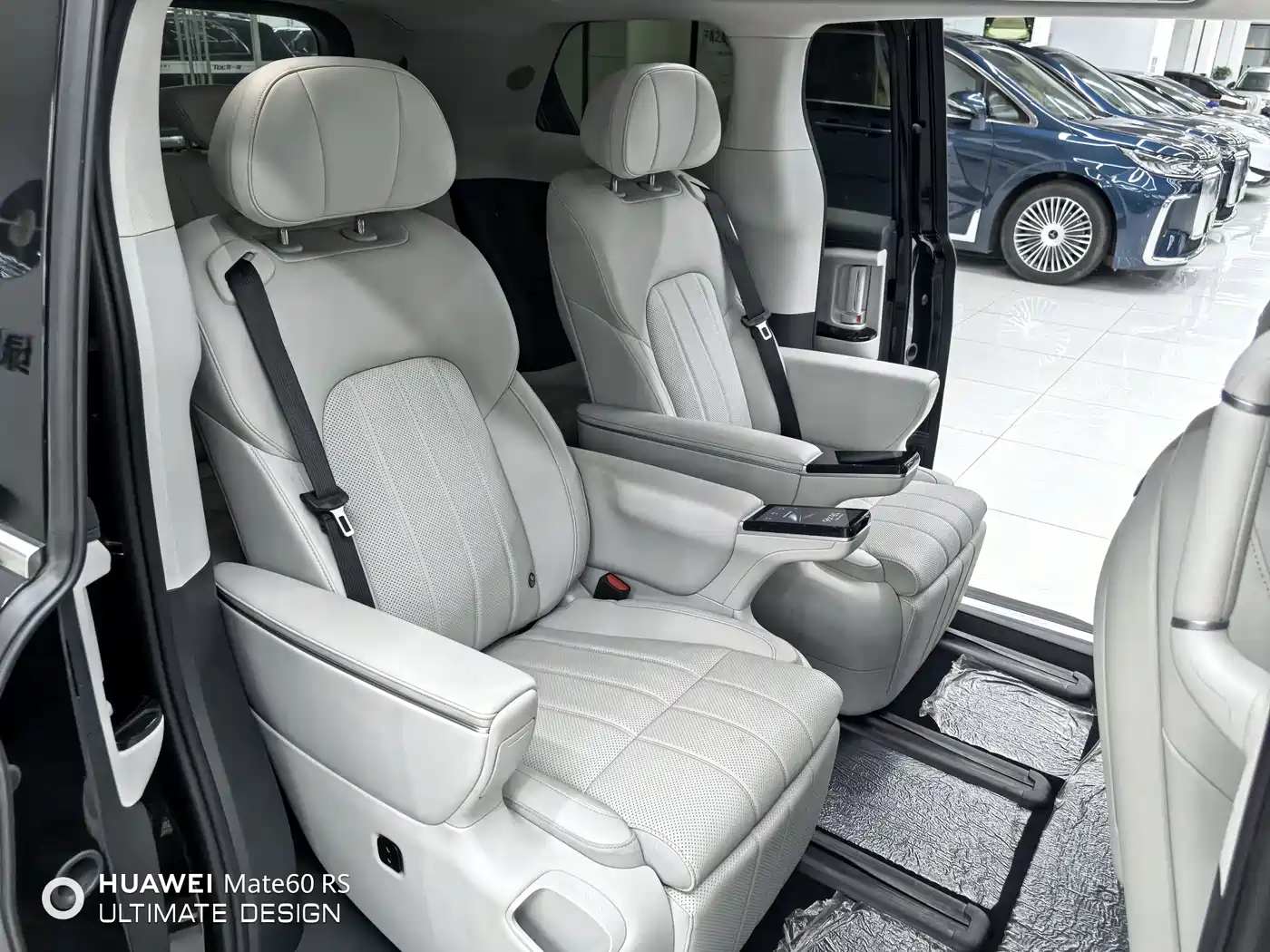 Voyah Auto Voyah Dreamer 2025 Model PHEV 4WD Premium QianKun Edition фото 16