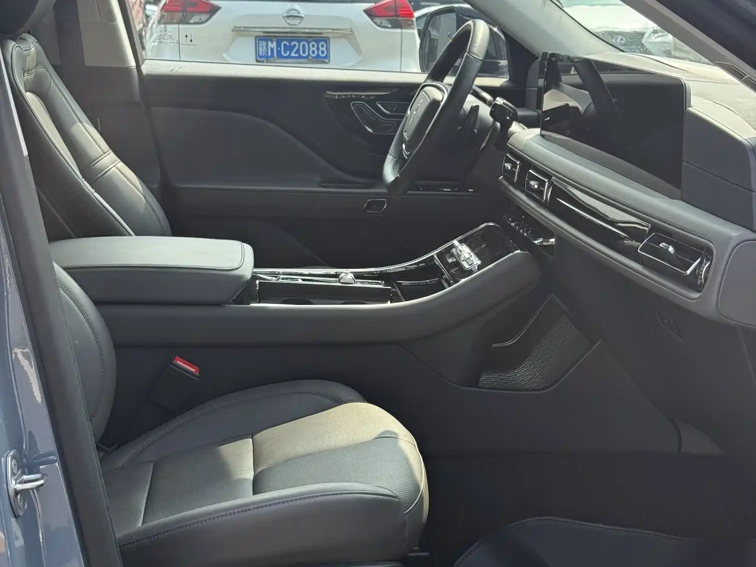 Photo 15 - Lincoln Aviator