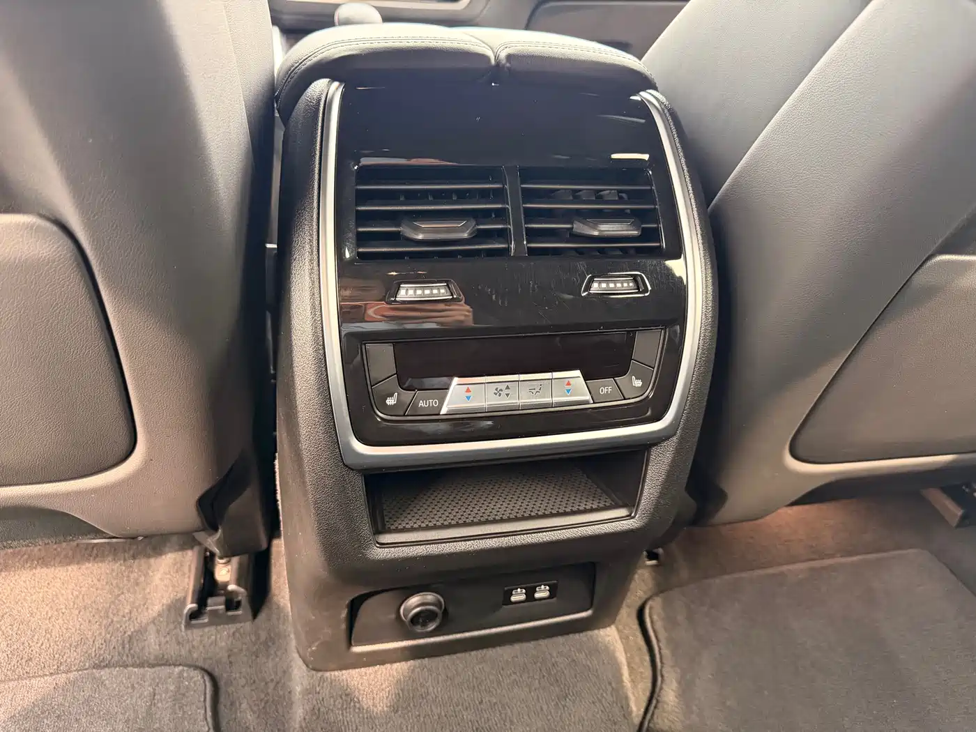 BMW XM 2023 50e фото 28