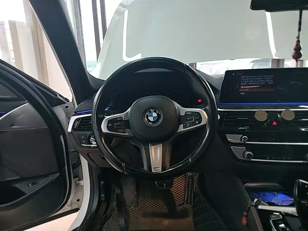 BMW 5 Series 2019 525Li M Sport Package фото 11