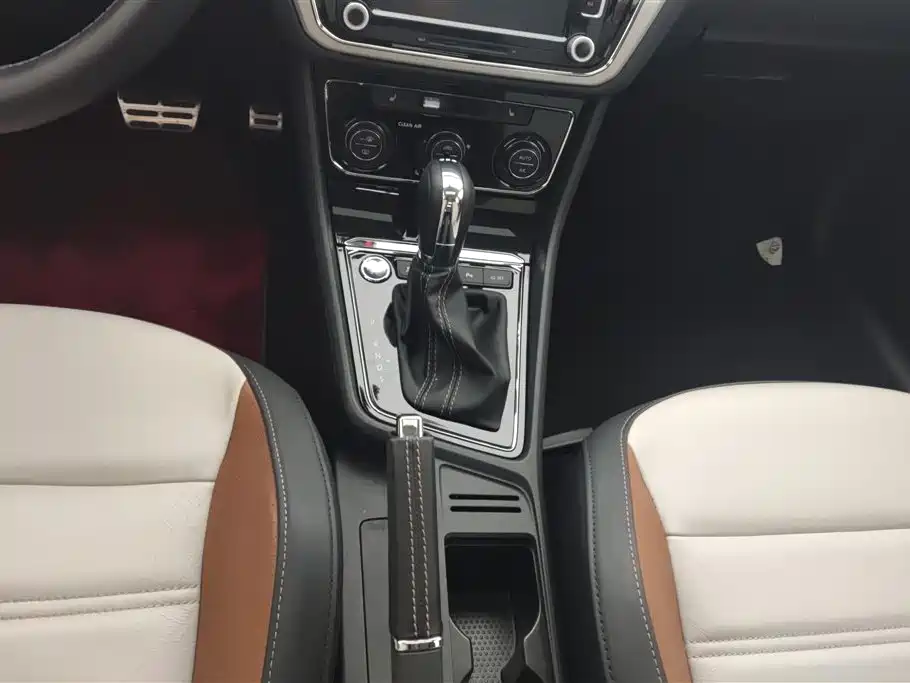 Volkswagen Gran Lavida 2016 230TSI DSG Luxury Edition фото 16