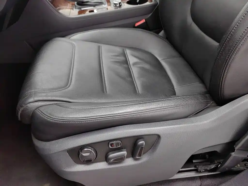 Volkswagen Touareg 2012 2011 3.0TSI Standard