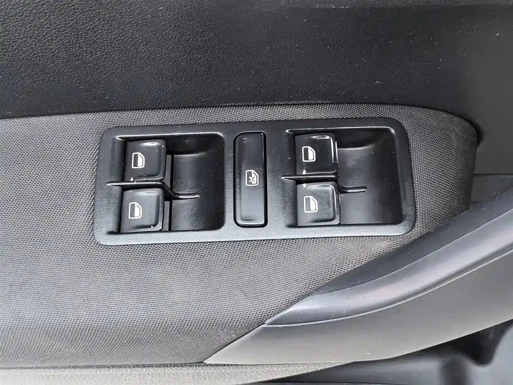 Volkswagen Polo 2016 1.4L Manual Trend фото 9