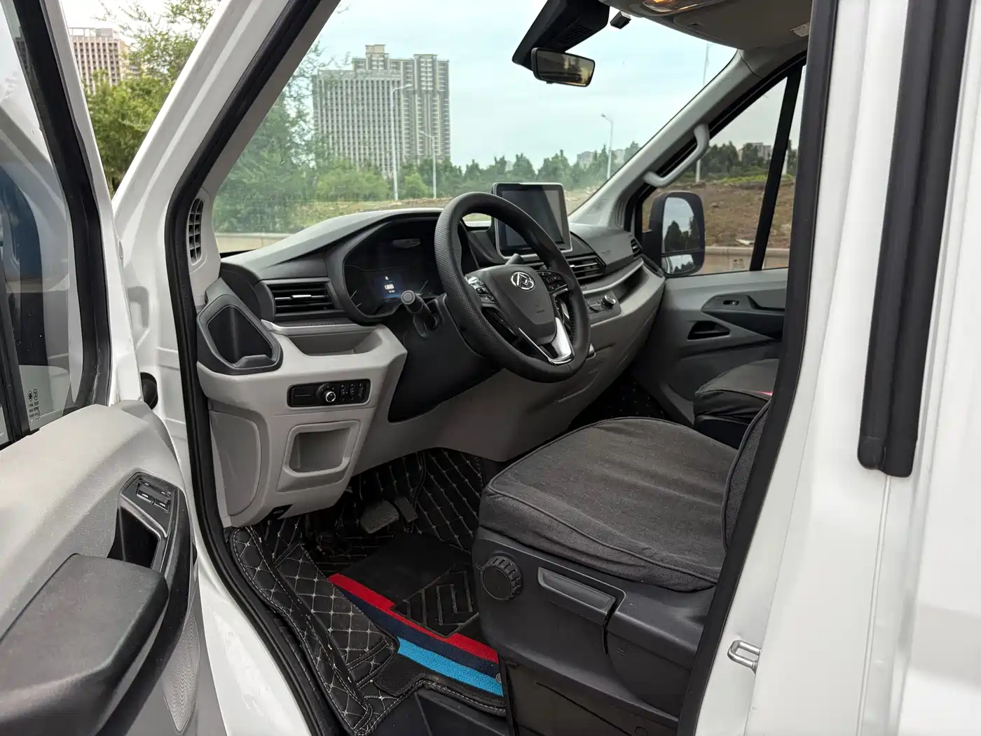 SAIC Maxus Xintu V90 2021 2.0T Automatic Smart Transporter RWD Single Tire Long Wheelbase High Roof 7-seater фото 14