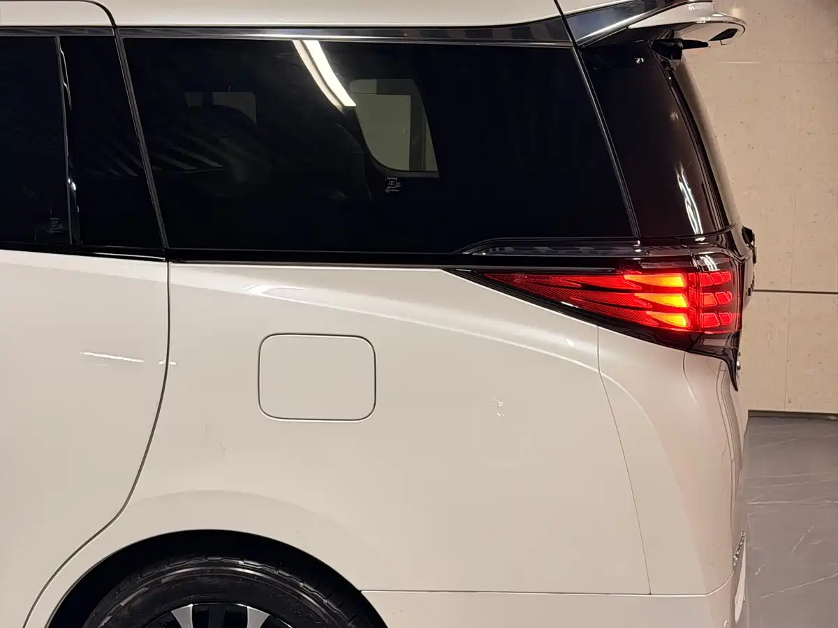 Toyota Alphard 2024 Hybrid 2.5L Ultimate Enjoyment Edition фото 13