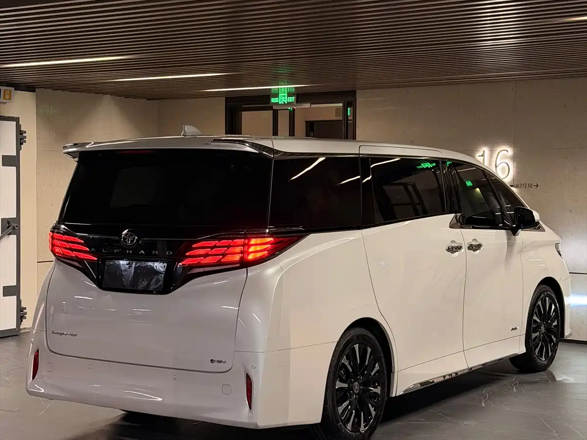 Toyota Alphard 2024 Hybrid 2.5L Ultimate Enjoyment Edition фото 10