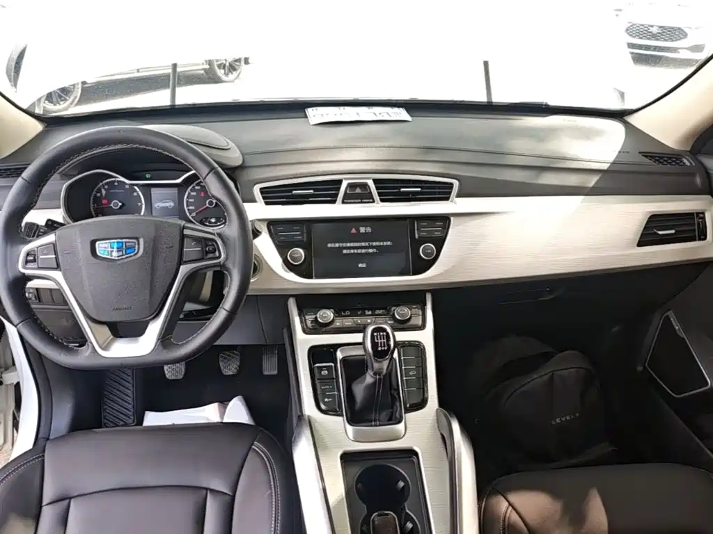 Фото 10 - Geely Atlas