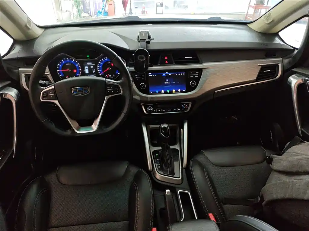 Фото 10 - Geely Vision X3