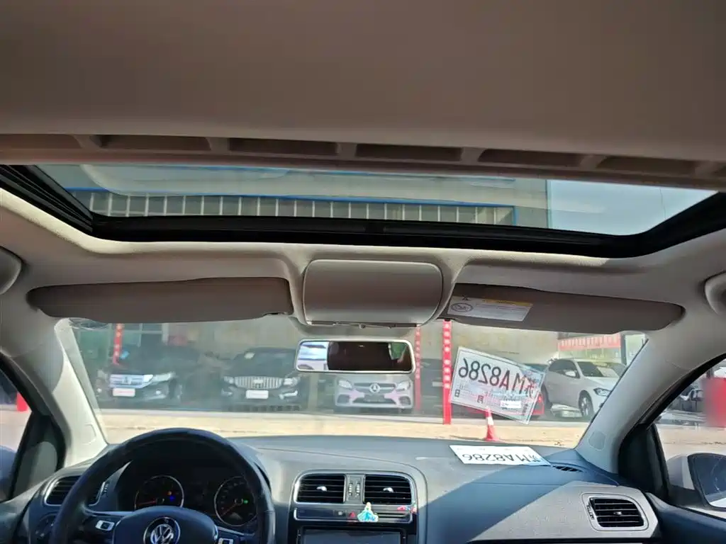 Volkswagen Polo 2016 1.6L Automatic Comfort фото 14