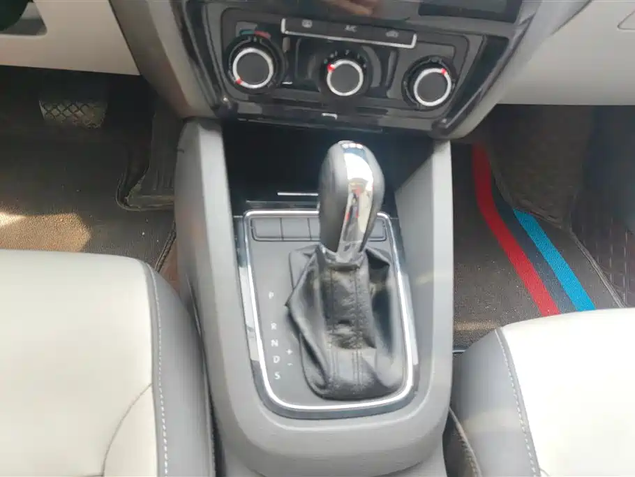 Volkswagen Sagitar 2015 230TSI Automatic Comfort фото 16