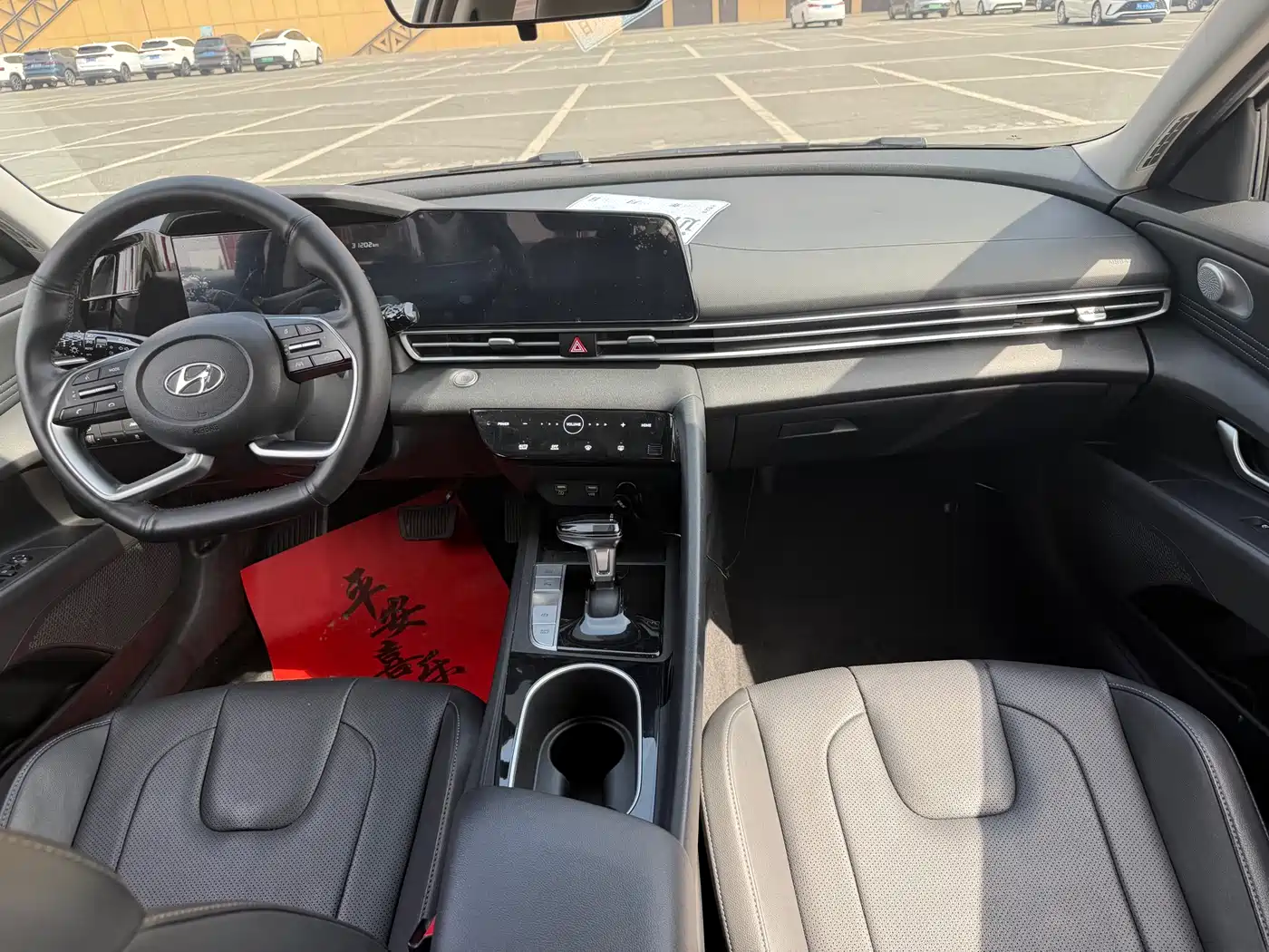 Hyundai Elantra 2022 1.5L CVT LUX Premium Edition фото 20