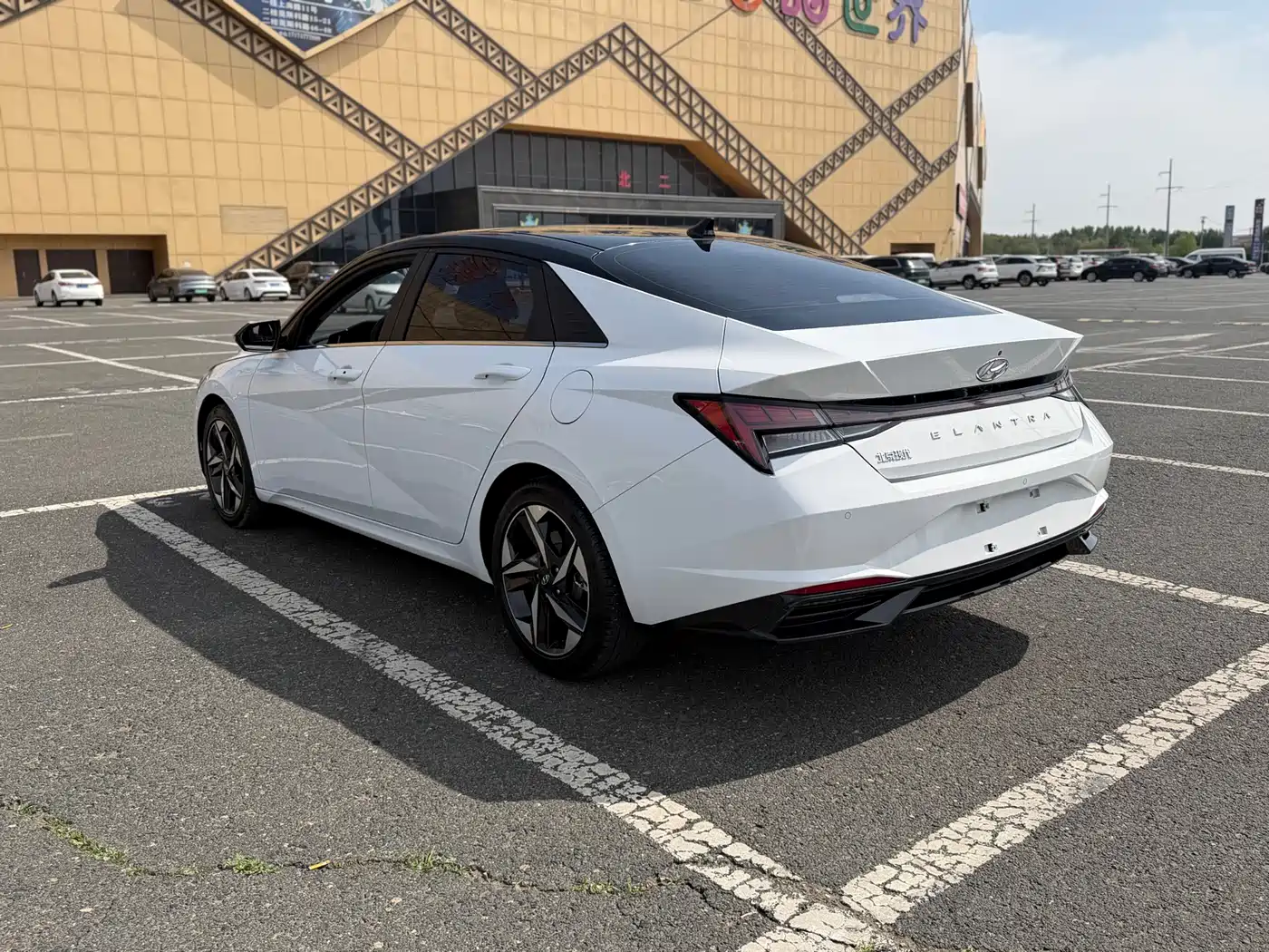Hyundai Elantra 2022 1.5L CVT LUX Premium Edition фото 6
