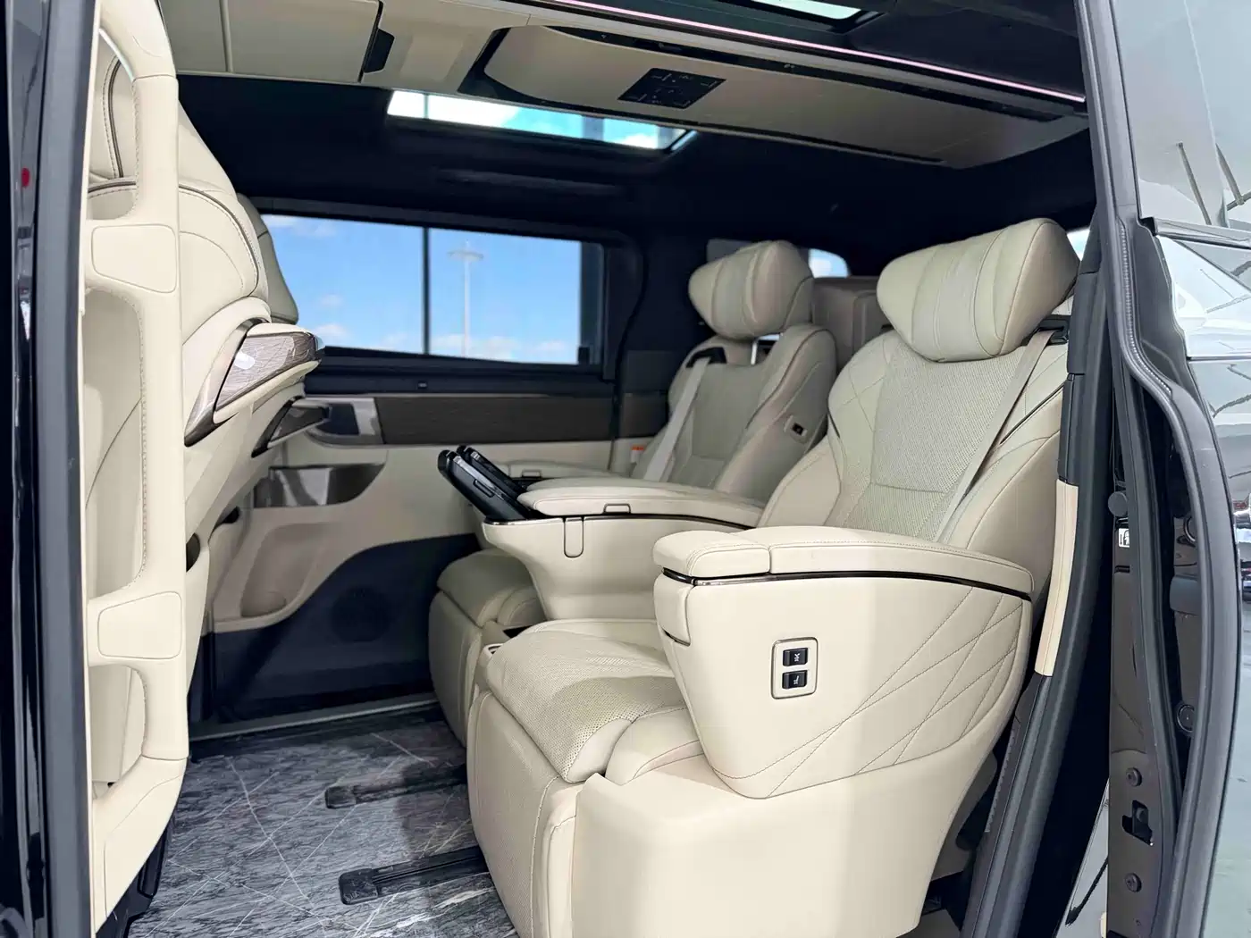 Toyota Alphard 2024 Hybrid 2.5L Ultimate Enjoyment Edition фото 6