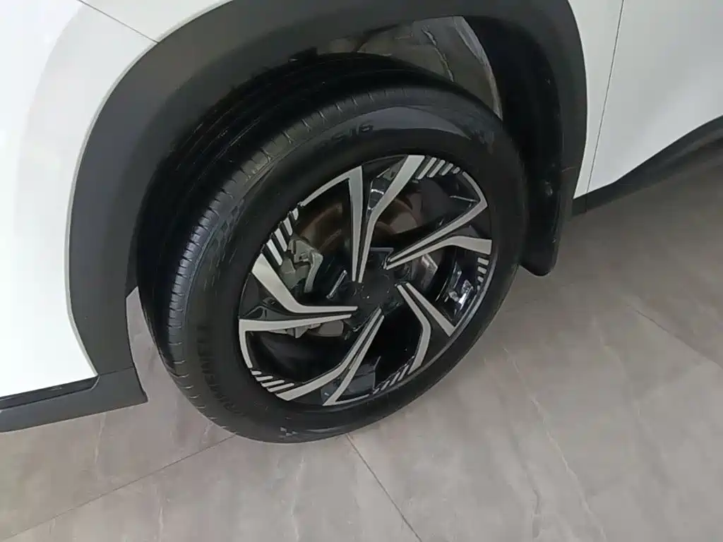 Фото 23 - Geely Atlas