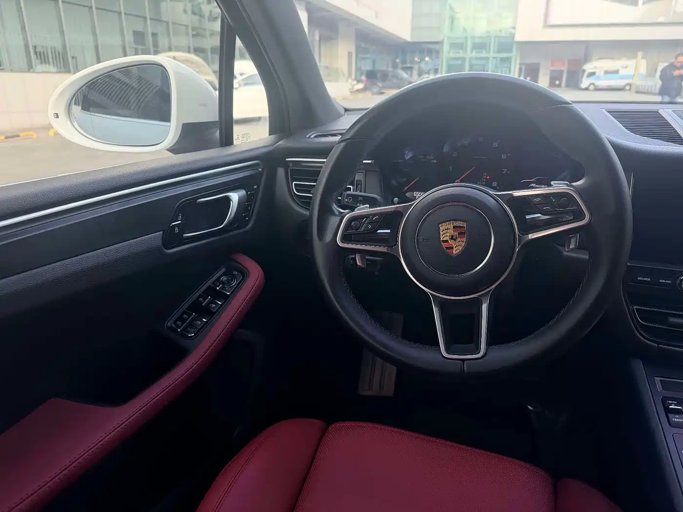 PORSCHE MACAN