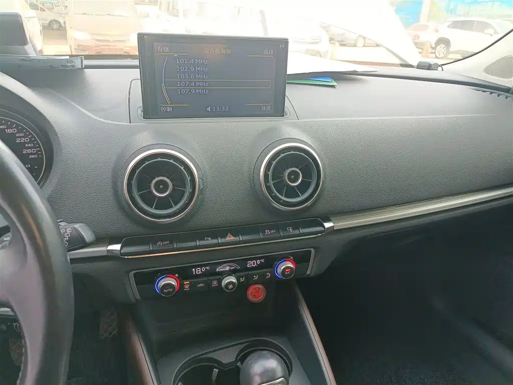 Audi A3 2014 Sportback 35 TFSI Automatic Comfort фото 9