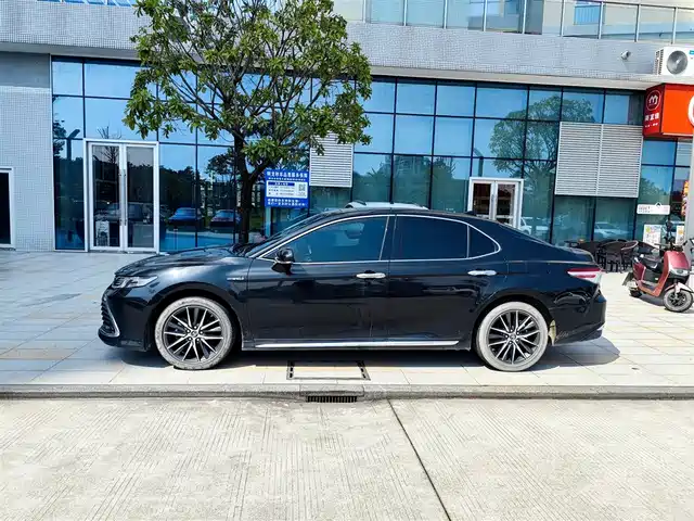 Toyota Camry 2023 Hybrid 2.5HG Luxury Edition — фото 3