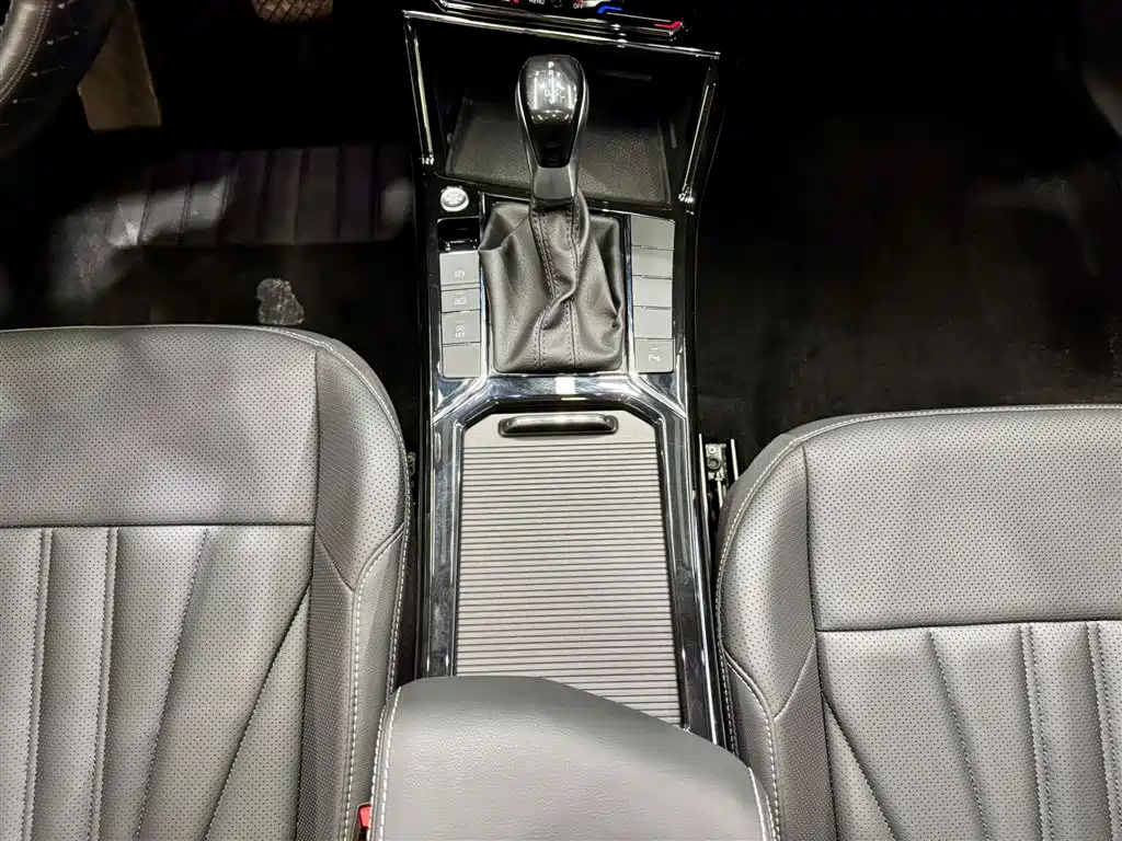 Volkswagen Passat 2025 Outstanding 330TSI Elite Edition фото 23