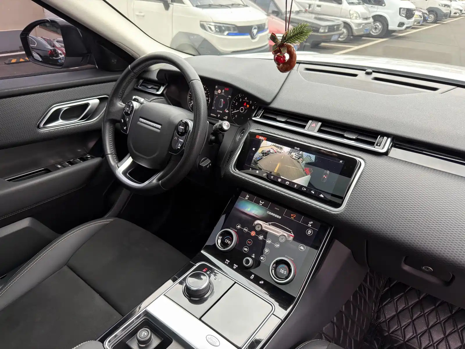 Фото 11 - Land Rover Range Rover Velar
