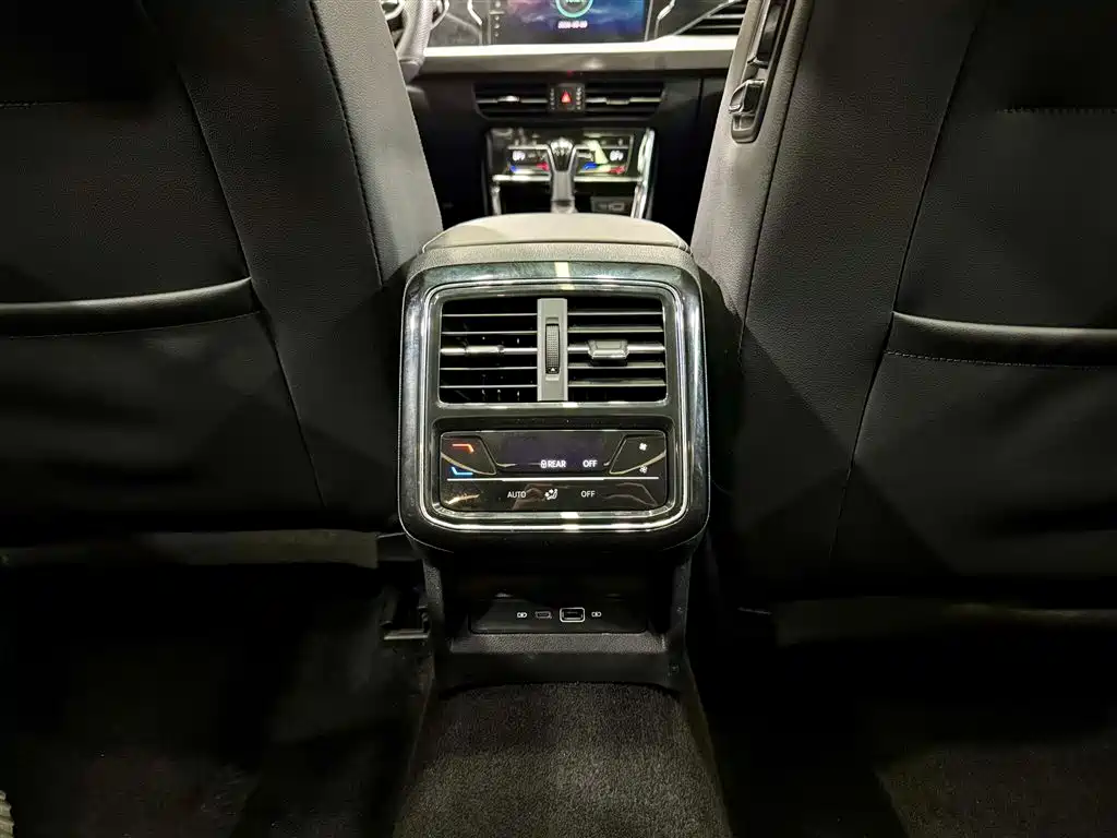 Volkswagen Passat 2024 380TSI Luxury фото 22