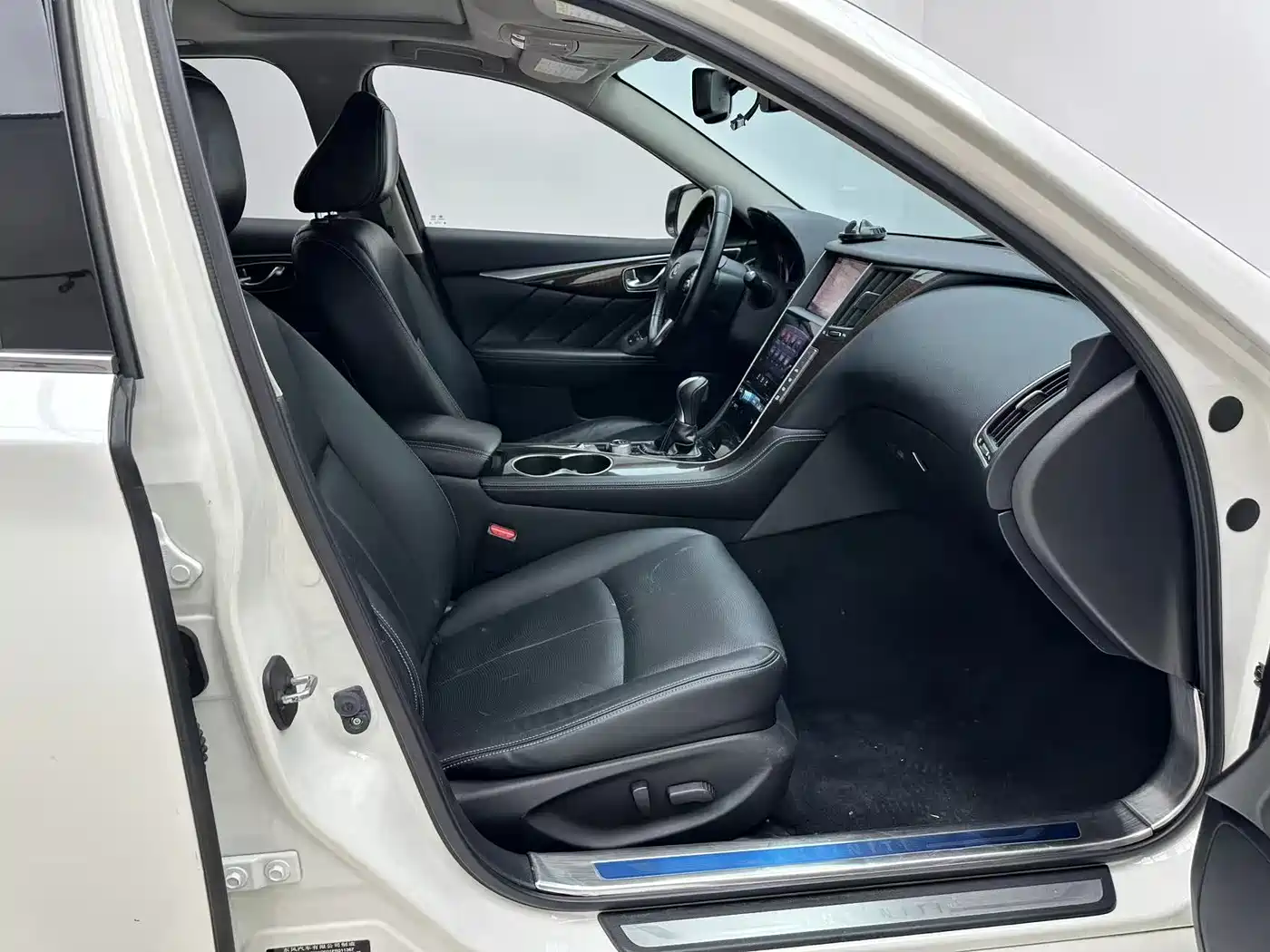 Photo 15 - Infiniti Q50L