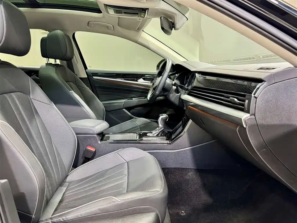 Volkswagen Passat 2024 380TSI Luxury фото 19