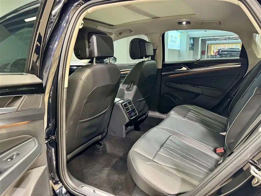 Volkswagen Passat 2024 380TSI Luxury фото 20