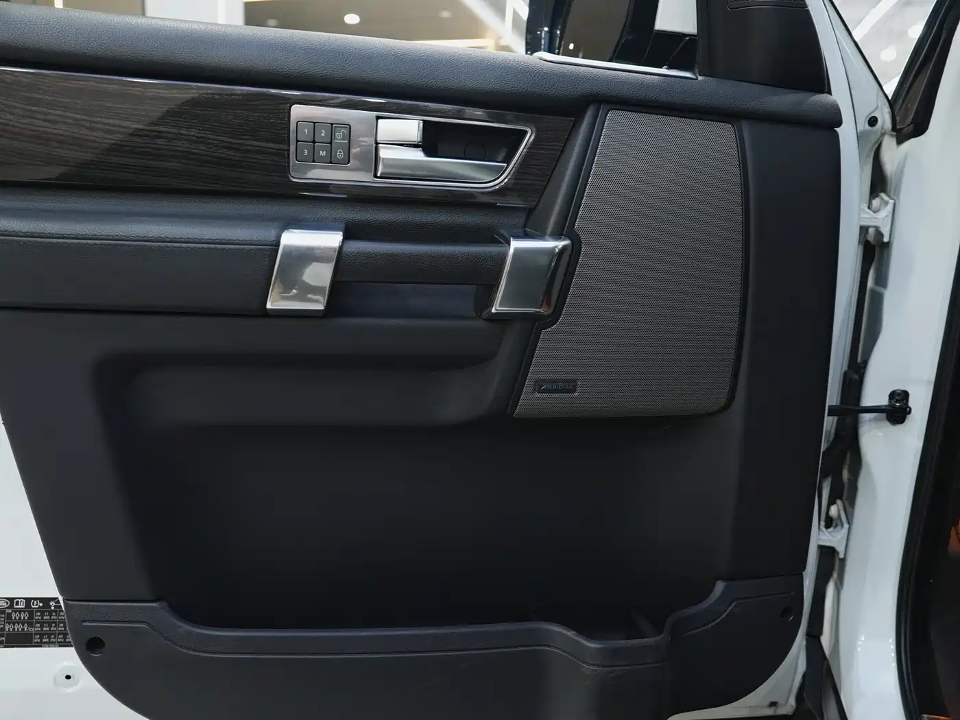 Land Rover Discovery 2015 3.0 SC V6 SE фото 20