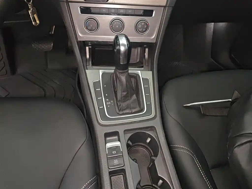 Volkswagen Golf 2016 1.6L Automatic Comfort фото 14