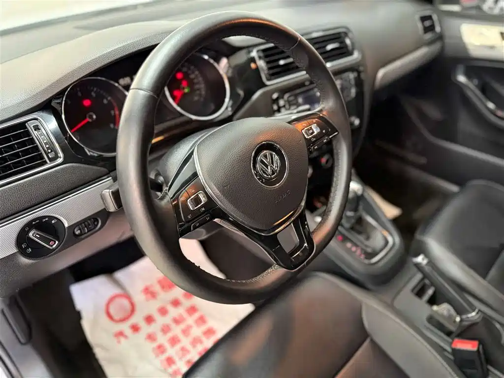 Volkswagen Sagitar 2018 1.6L Automatic Comfort фото 12