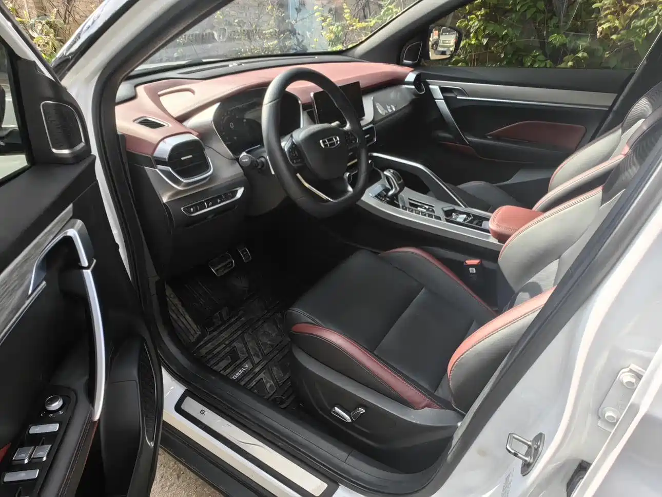 Фото 4 - Geely Coolray