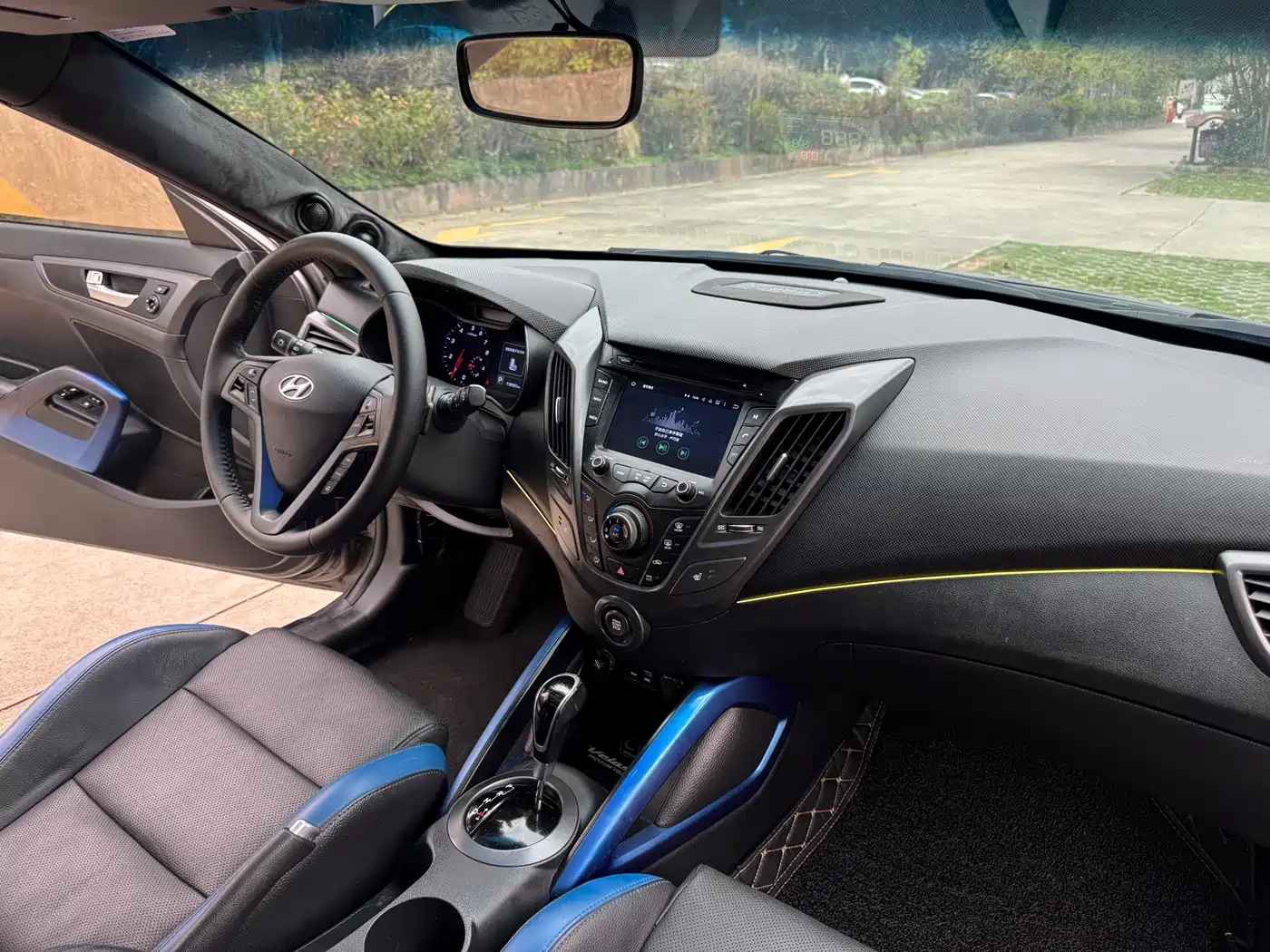 Hyundai Veloster 2015 1.6T Automatic Luxury Edition фото 10