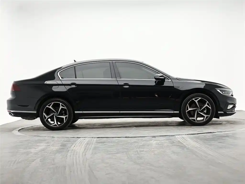 Volkswagen Magotan 2023 Model 2 Million Commemorative Edition 330TSI DSG Luxury фото 5