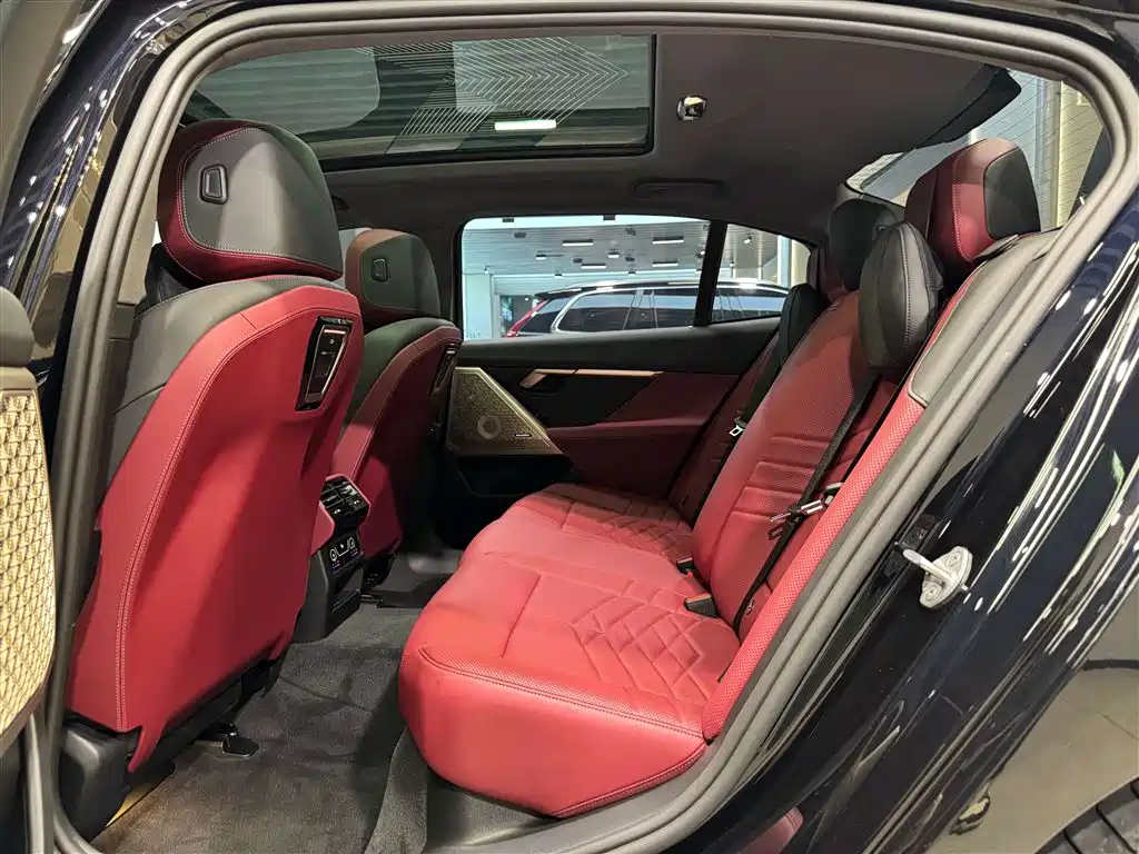 BMW 5 Series 2025 530Li Premium M Sport Package фото 15
