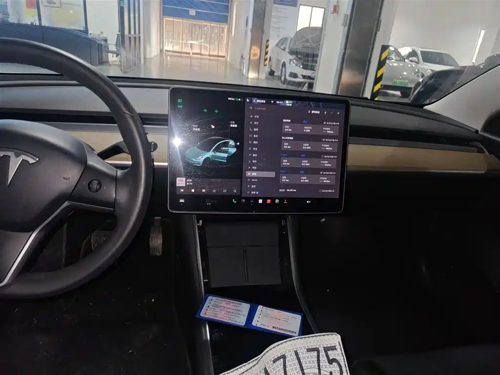 TESLA MODEL 3