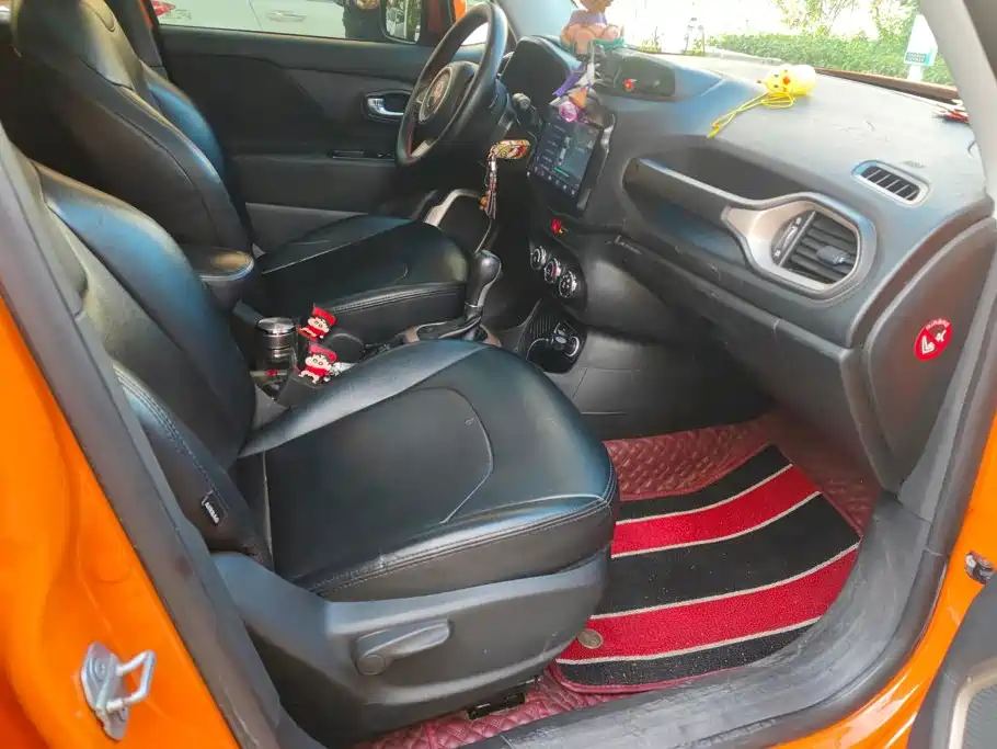 Photo 8 - Jeep Renegade