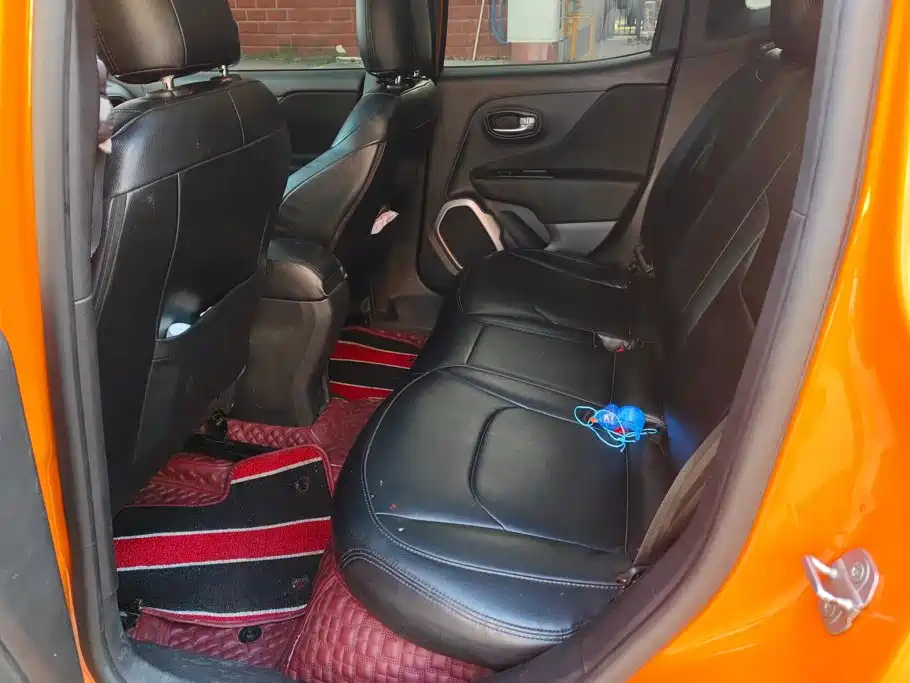 Photo 11 - Jeep Renegade