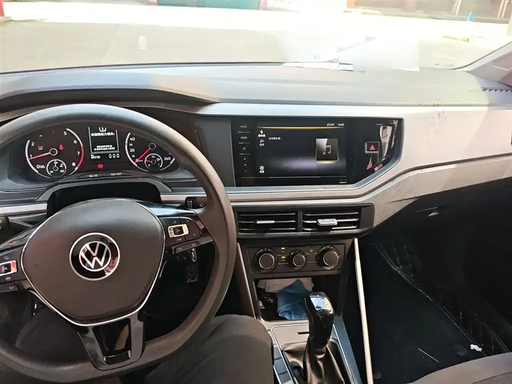 VOLKSWAGEN POLO