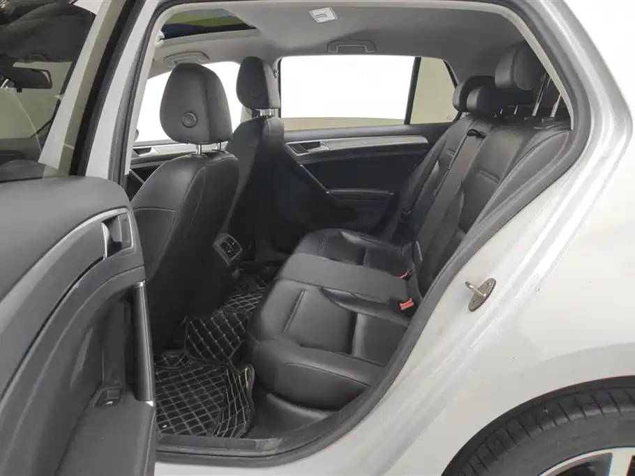 Volkswagen Golf 2020 Beloved Edition 280TSI DSG Comfort фото 11