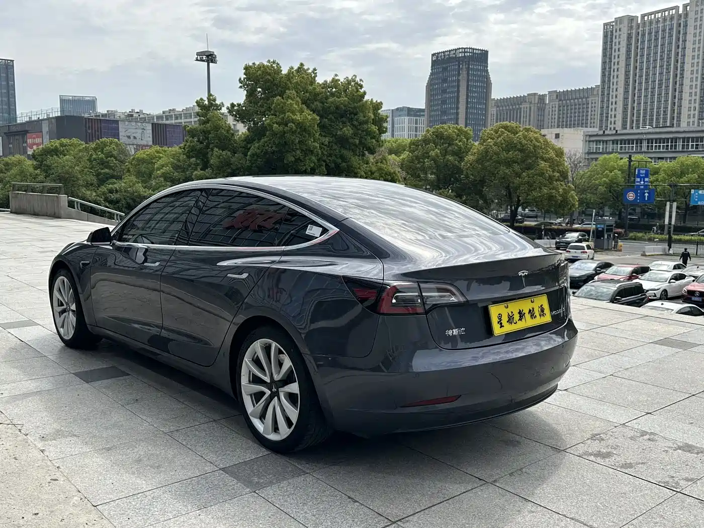 TESLA MODEL 3