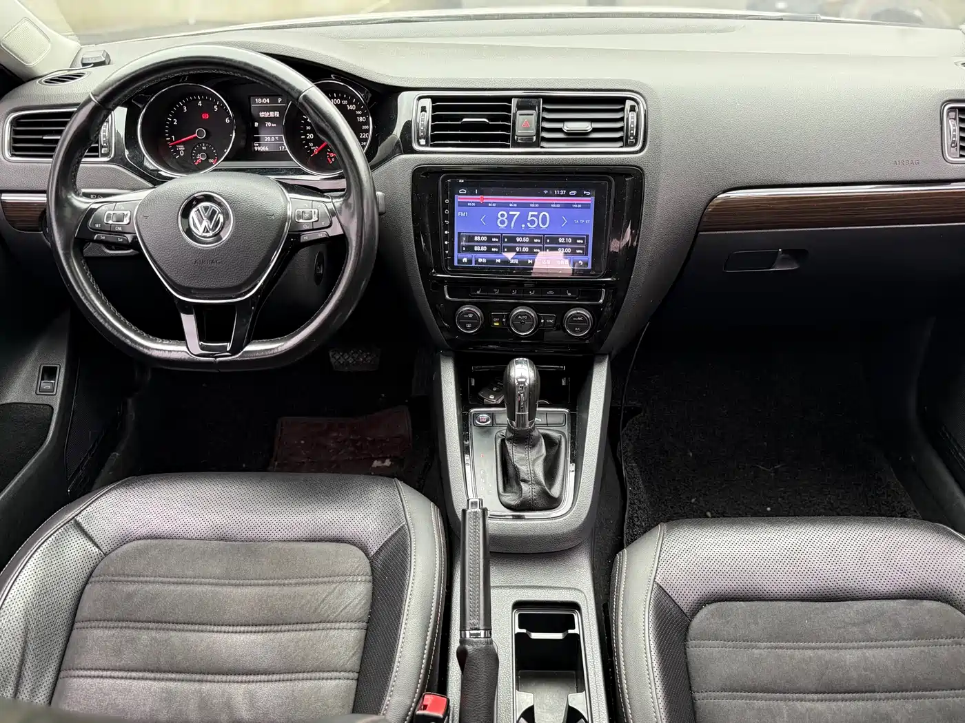 Volkswagen Sagitar 2017 230TSI Automatic Luxury фото 9