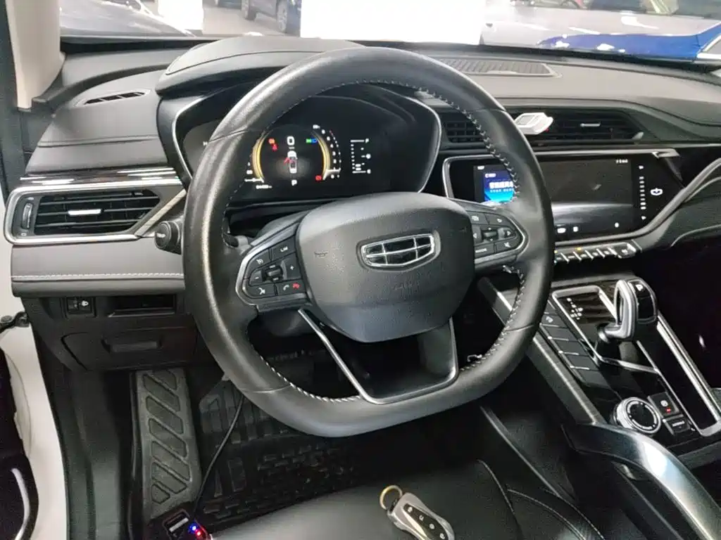 Фото 11 - Geely Atlas