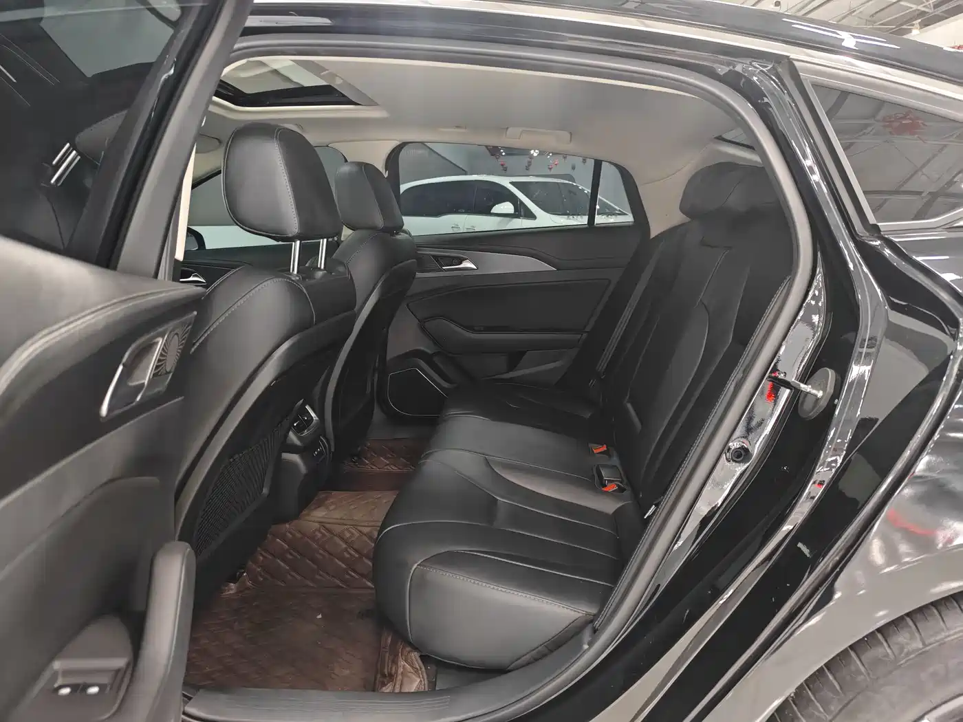صورة 13 - Hongqi H5