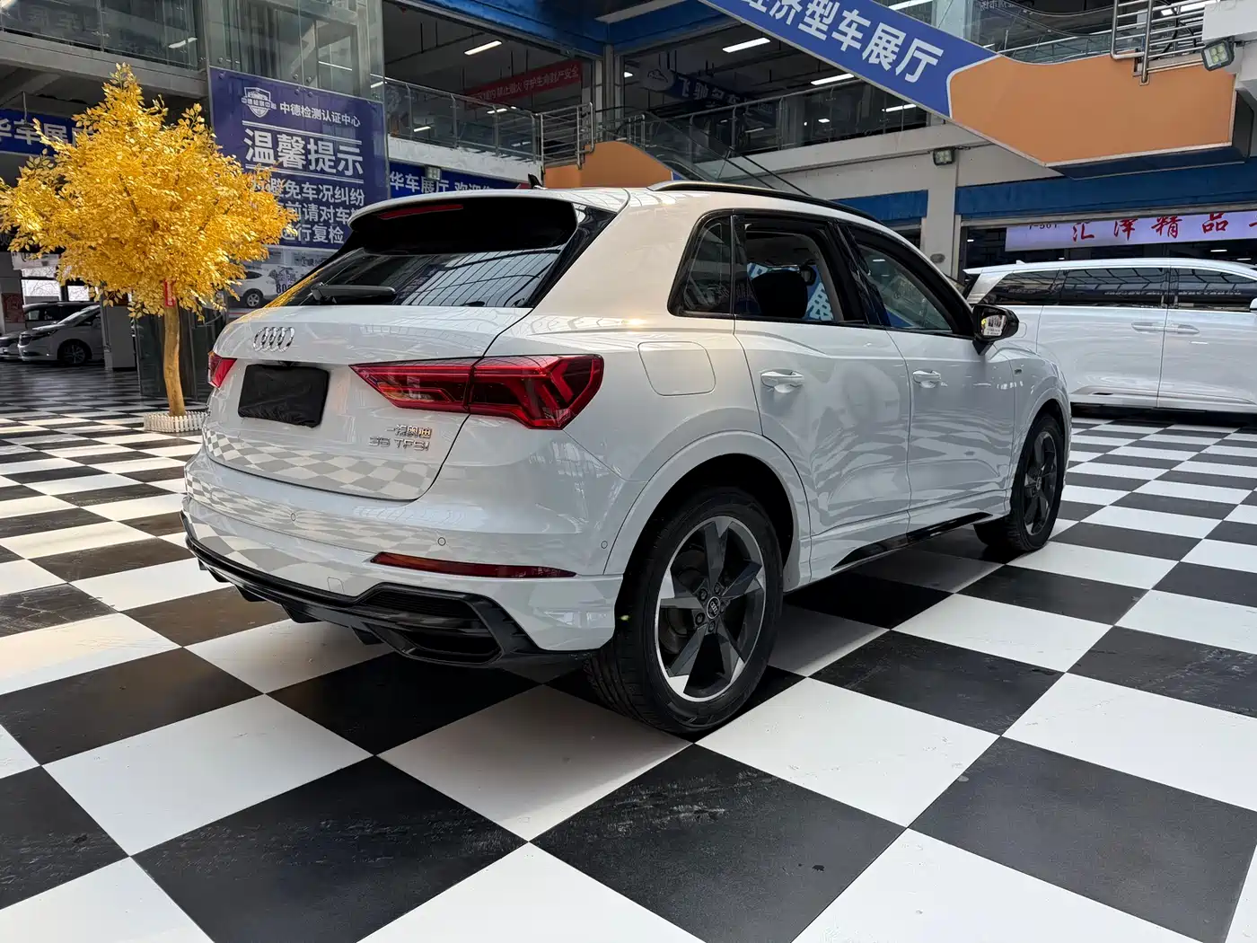 AUDI Q3