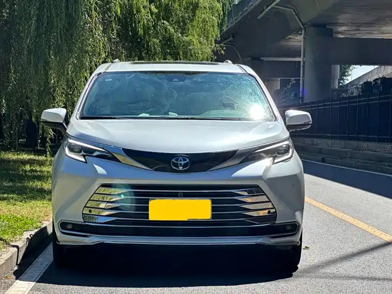 Фото 2 - Toyota Sienna